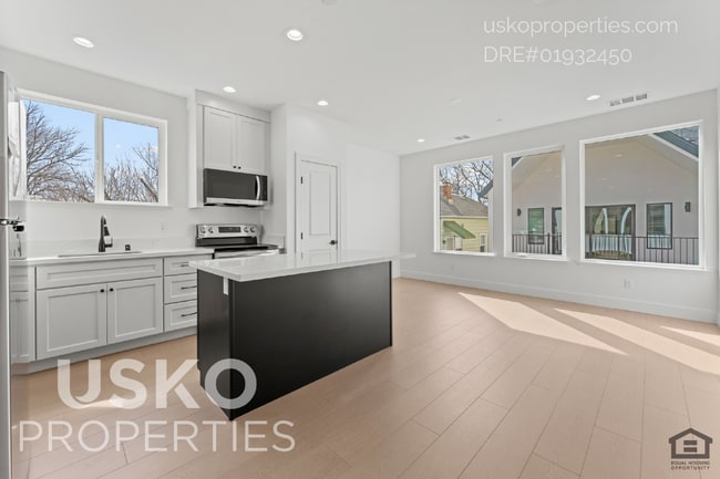 Photo - 2510 Victorian Alley