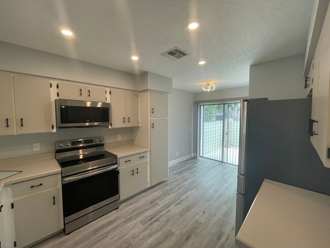 Photo - 3 Bedroom 2.5 Bathroom Townhome located in Pelican Bay