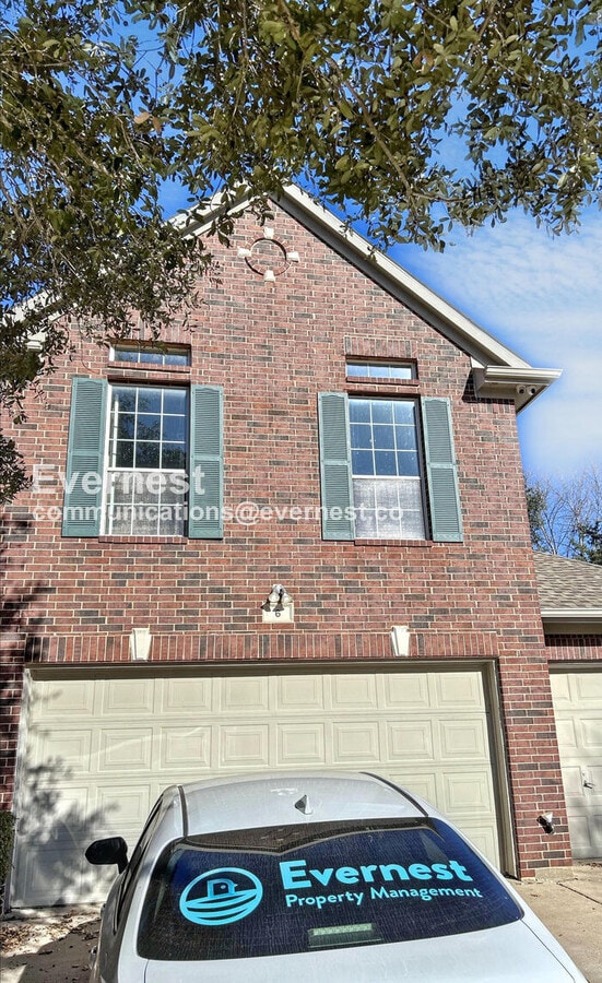 5 Bed/3.5 Bath Home with Fenced Yard & Garage / Pet-Friendly / Vouchers ...