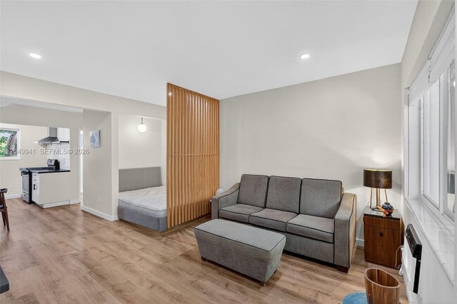 Photo - 428 Collins Ave Unit 10