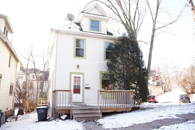 Building Photo - AVAILABLE JUNE - 3 BED 1 BATH