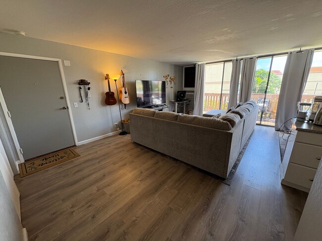 Charming 2 bedroom, 1 bathroom with 1 assi... - Charming 2 bedroom, 1 bathroom with 1 assi... Townhome