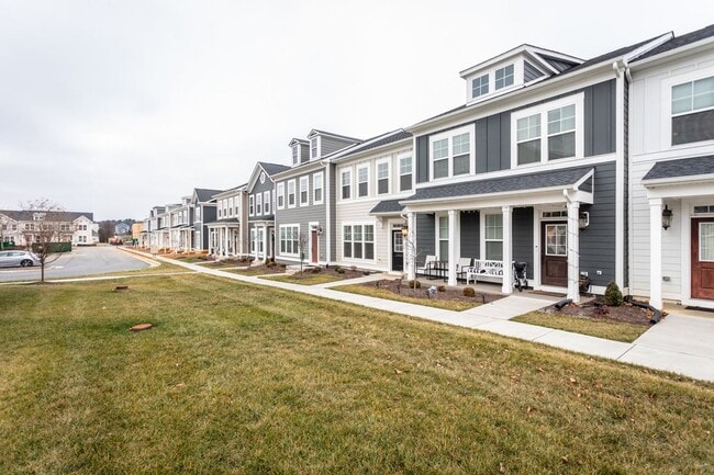Building Photo - Luxury Townhouse