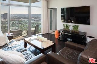 Building Photo - 13700 Marina Pointe Dr