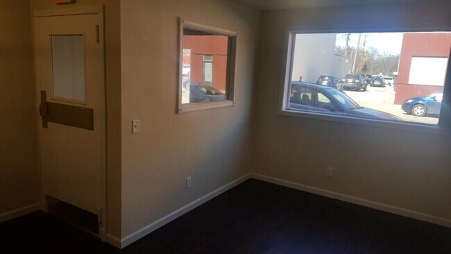 109 W Oak St