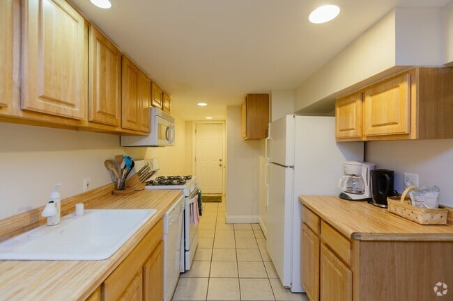Building Photo - Manor Place Unit Garden Level Rental