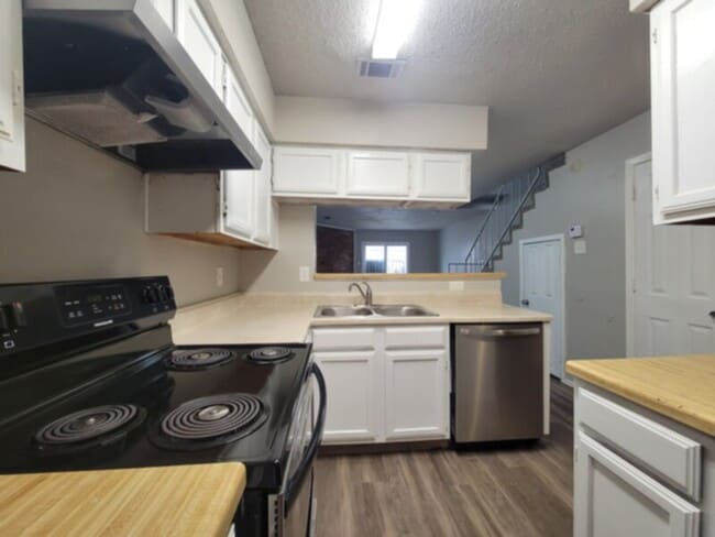 Photo - 2 BEDROOM TOWNHOME IN DALLAS****