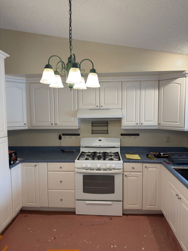 Nicest Unit at Plaza West..with grounds li... - Nicest House Unit at Plaza West..with grounds li...