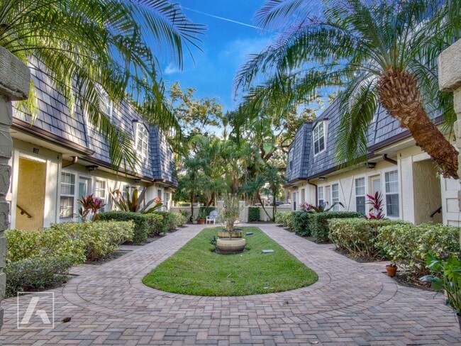 Building Photo - 813-819 Irma Ave Unit 817#1
