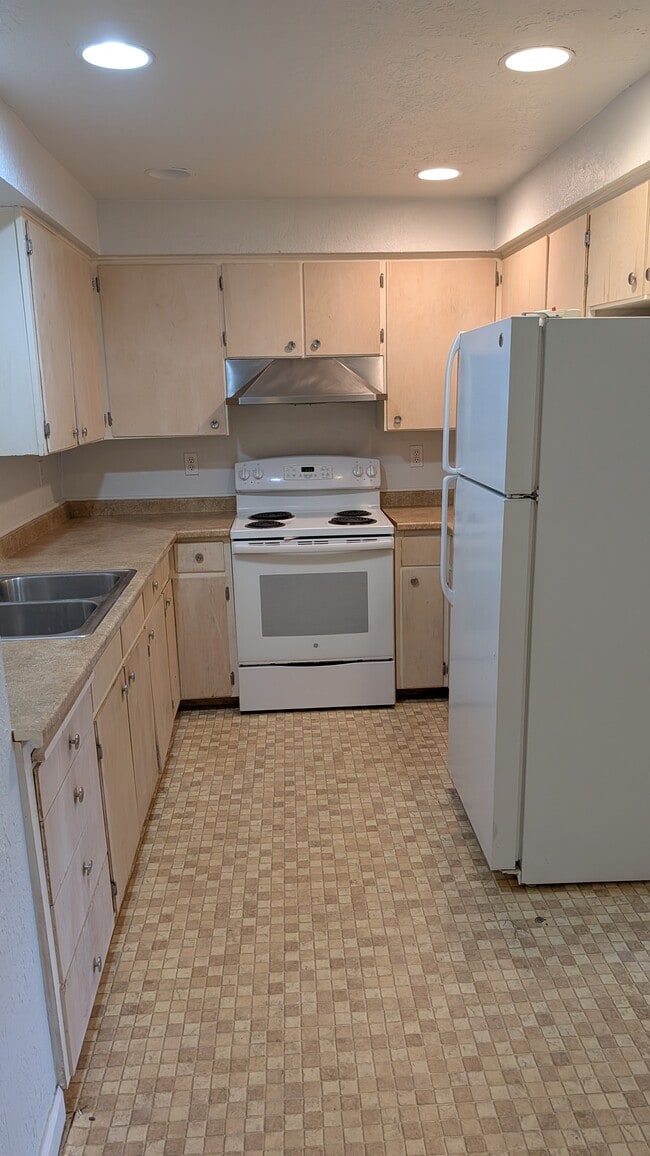 Building Photo - 1600 Traverse St Unit 1600