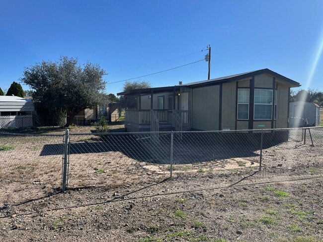 Building Photo - ***2 BEDROOM/1 BATH - CORNER LOT - CORDES LAKES***