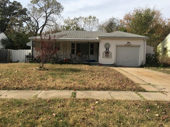 Building Photo - 1819 S Roanoke Dr