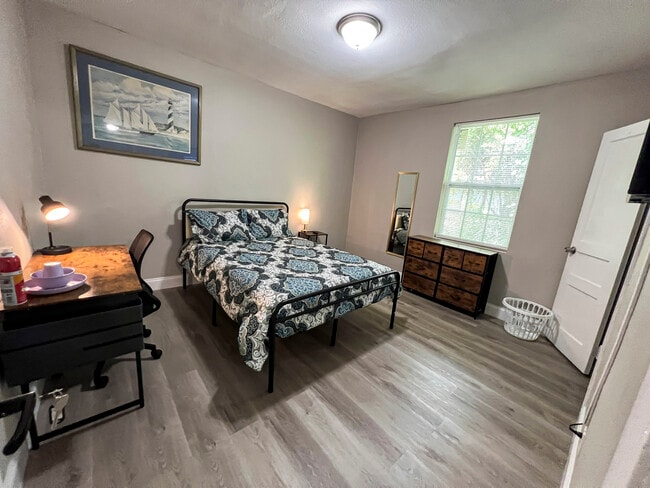 Photo - 704 Saint Clair St