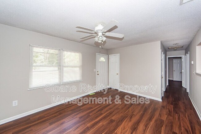 Photo - 207 Tupperway Dr