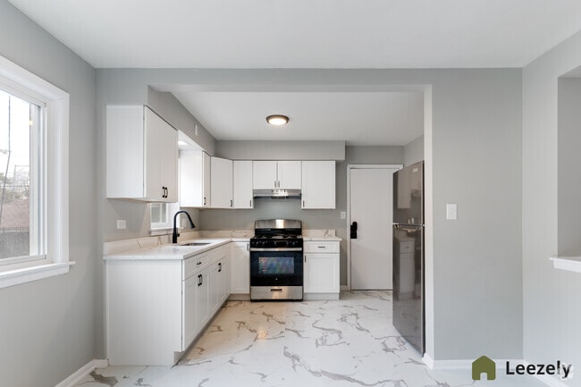Building Photo - 2457 W 69th St Unit 2457 - 2W 2nd Floor Rental
