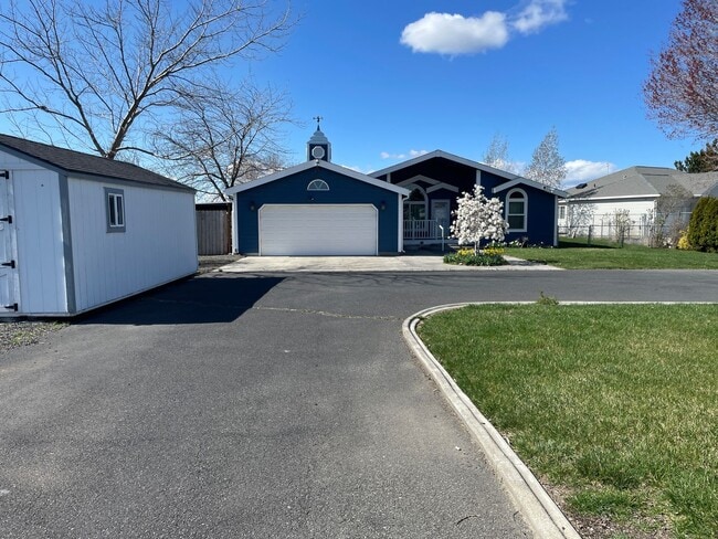 Building Photo - Sweeping Views of Cascade Valley