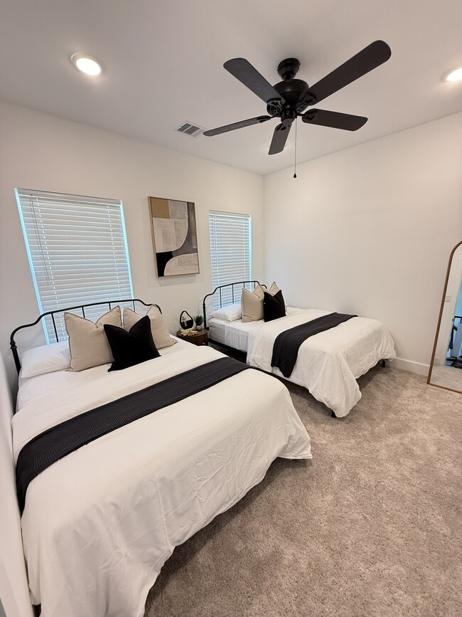 Building Photo - 5527 Denmark St