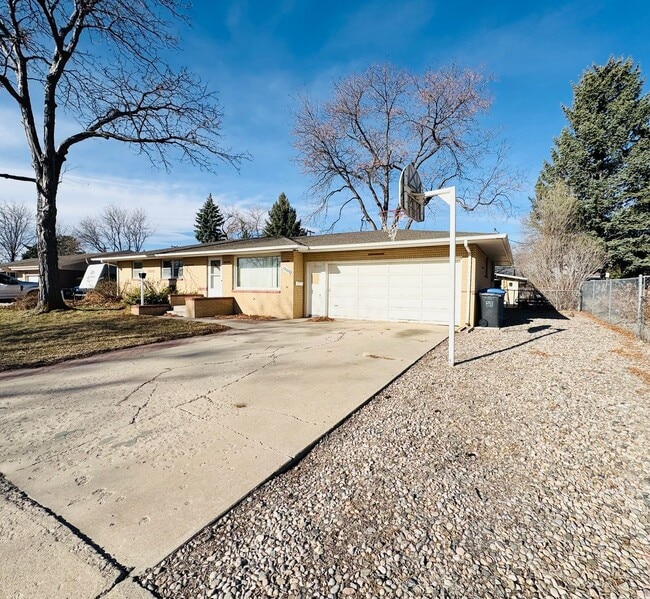 Building Photo - 5 bed 2 bath ranch with finished basement ...
