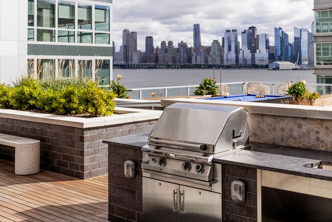 RiverHouse 9 at Port Imperial