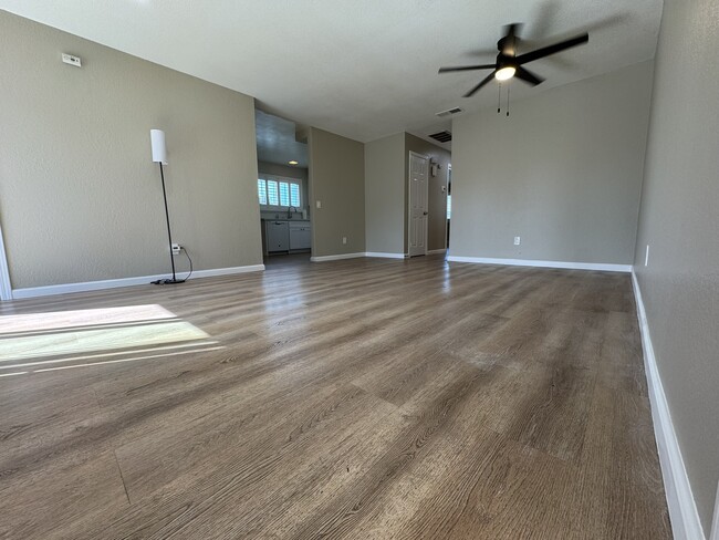 Sala de estar - 1117 Oxford Dr Unidad D