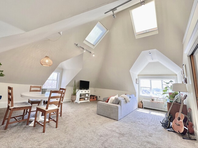 211 Wilder St N Unidad Third level apartment