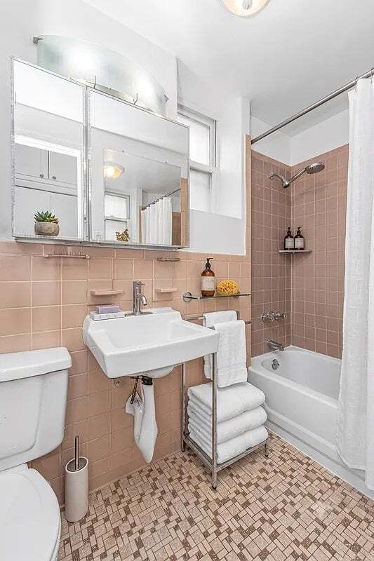 Photo - 318 W 36th St. Unidad 5A
