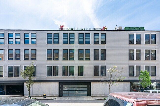 337 W 2nd Street se encuentra en el sur de Boston. - Trolley House