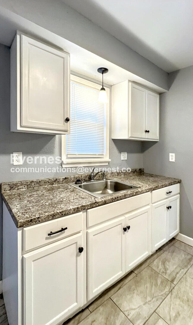 Photo - 1402 E 65th St