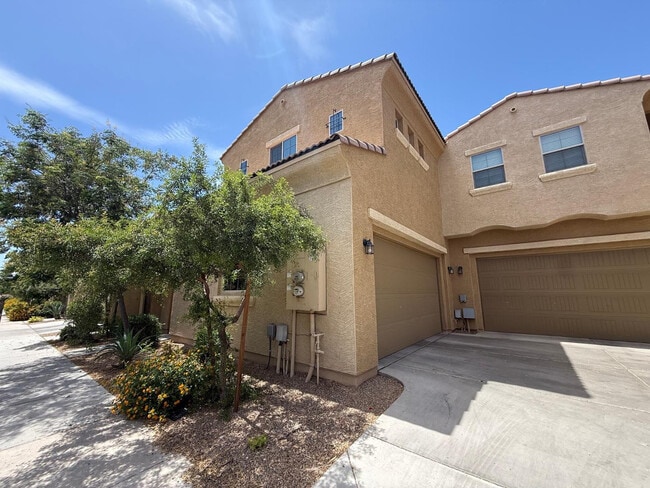 Building Photo - 1367 S Country Club Dr