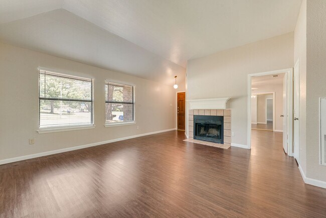 Photo - 208 E Denton Dr
