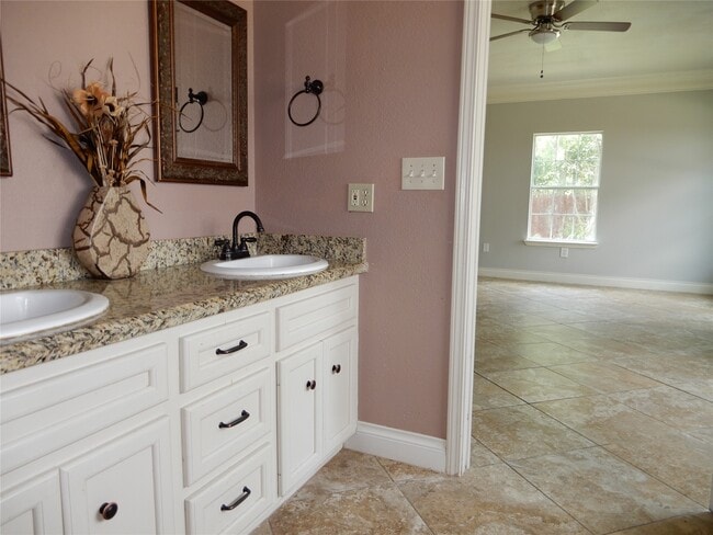 Building Photo - 13531 Russ Dr Rental