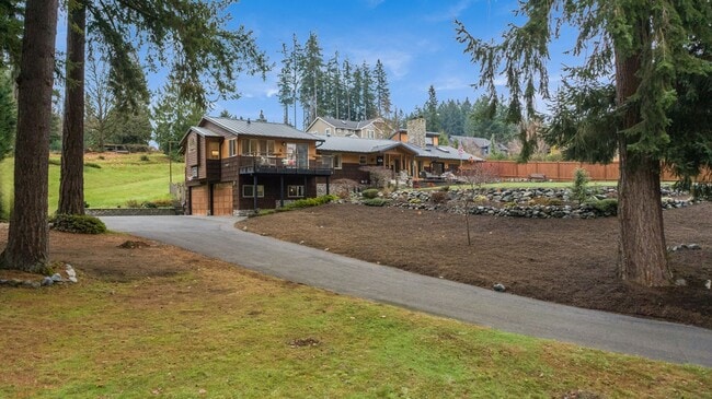 Photo - 5 Bedroom 3 Bathroom House With A Huge Yard