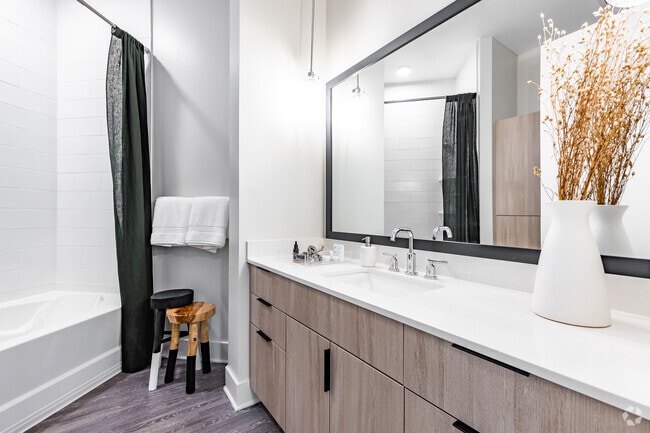 1 BR, 1 BA - 775SF