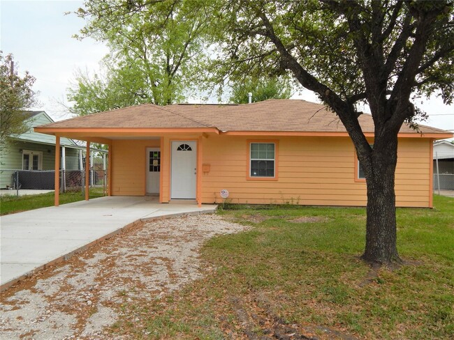 Building Photo - 1305 Jennifer Ln