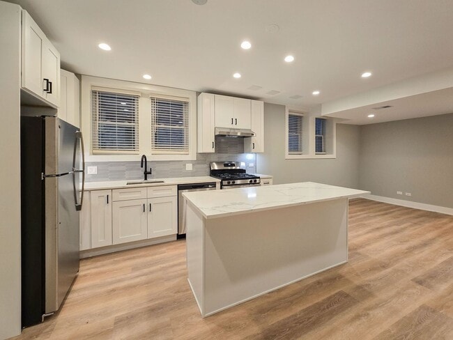 Building Photo - 4838 N Wolcott Ave Unit GDN