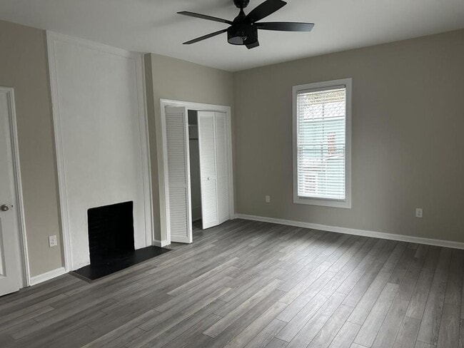 Photo - 218 College St