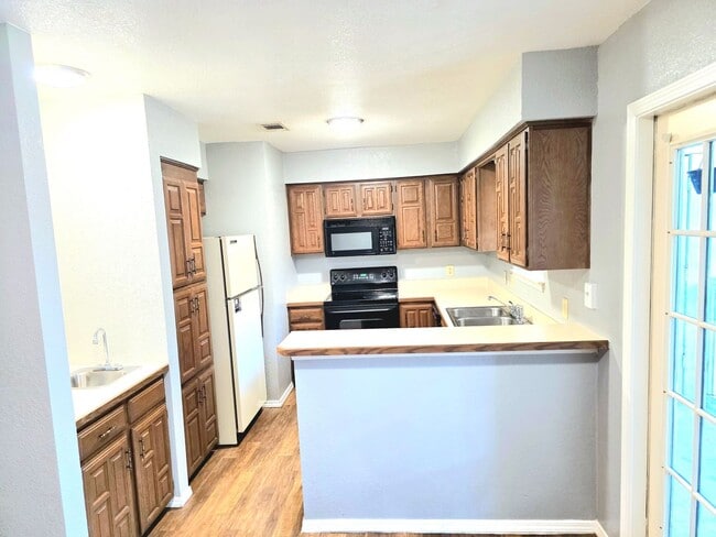 3833 Kimberly Dr
