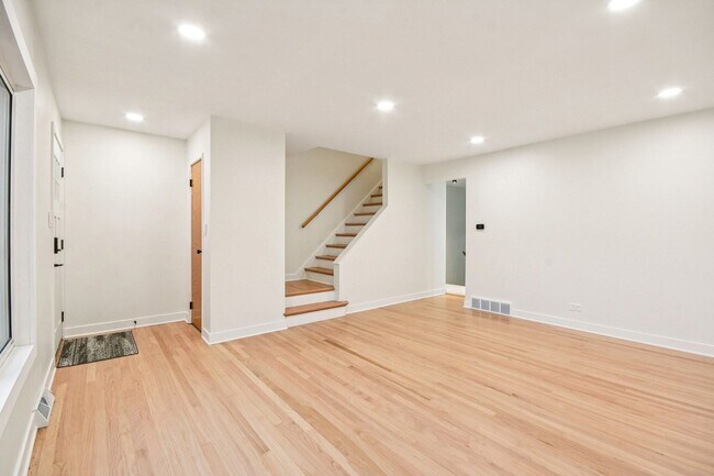 Photo - 470 E Vallette St