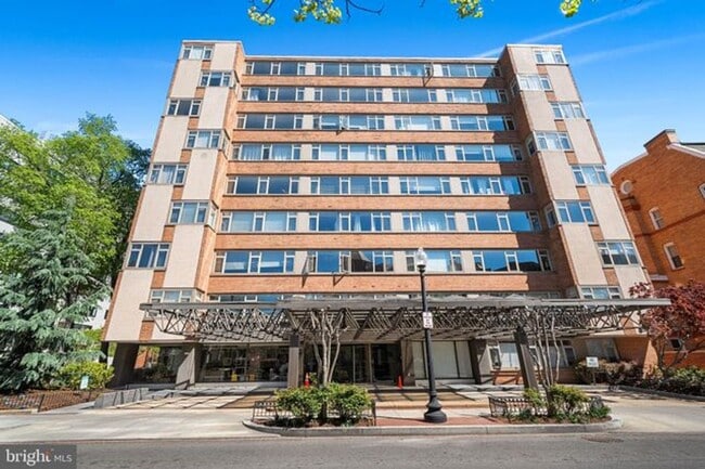 Building Photo - Spacious, Bright 1 Bed 1 Bath condo in prime location and close to Metro