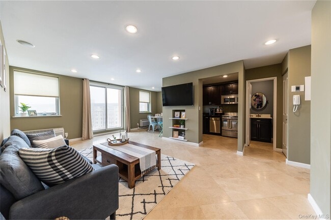 Building Photo - 2 Richmond Rd Unit 6N