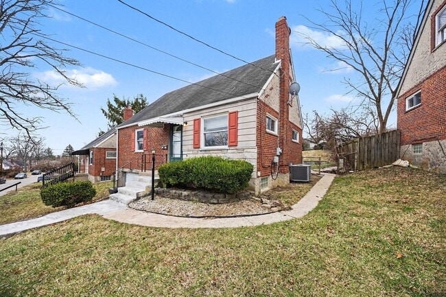 Building Photo - Beautiful 4 Bed 2 Bath Renovated Home!