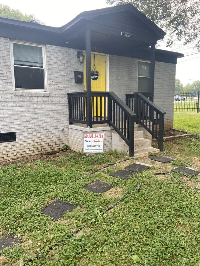 Building Photo - 2 Bedroom 1 Bath Home - Recently updated a...