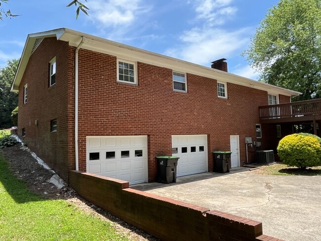 Photo - Spacious 4-Bedroom 3-Bathroom Brick Home in Arcadia Area