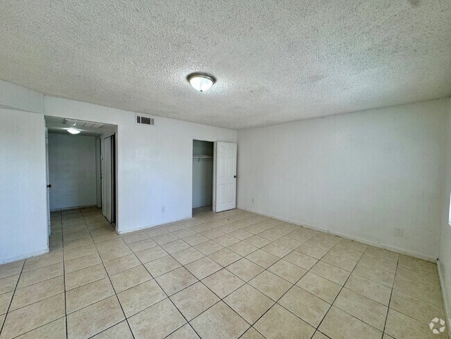 Building Photo - Bright & Budget-Friendly Condo for rent Ac... Unit #B