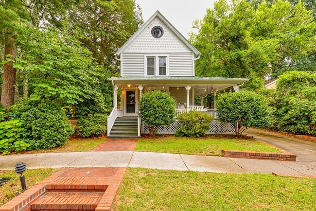 Welcome Home! Walking distance to downtown Southern Pines shops! - 325 N Ashe St Casa