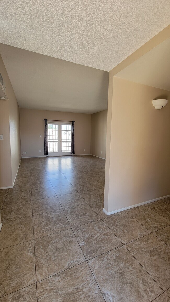 2925 N Casa Tomas Ct Townhome For Rent in Phoenix, AZ