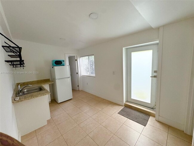 Photo - 323 NW 105th St Unidad b