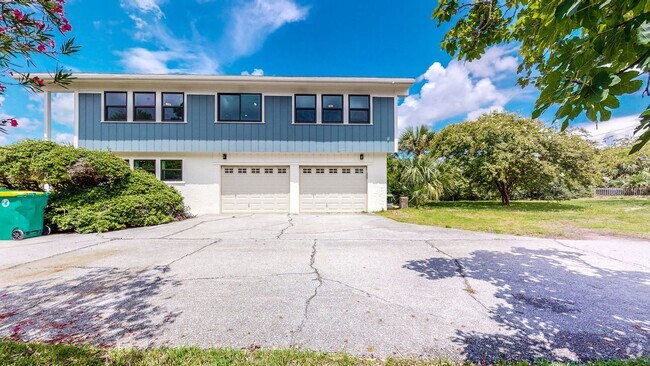 Building Photo - Fully renovated 4 Bedroom / 3 Bathroom hom... Rental