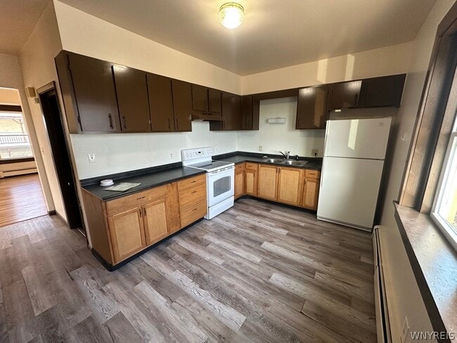 Photo - 654 Hertel Ave