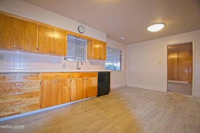 Photo - 995 Roberts St